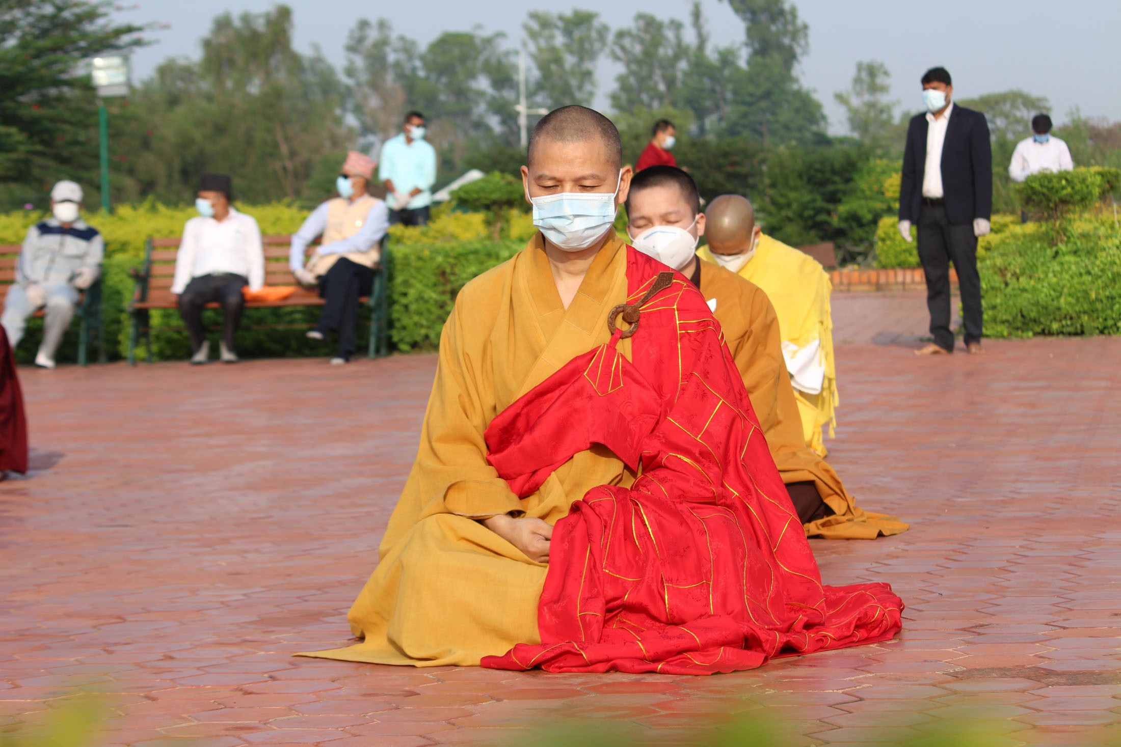 बुद्ध जन्मस्थल लुम्बिनीमा बुद्ध पूर्णिमाको अवसरमा मास्क लगाएर प्रार्थना गर्दै भिक्षुहरु । सबै तस्विरहरु : सी.पी. खनाल