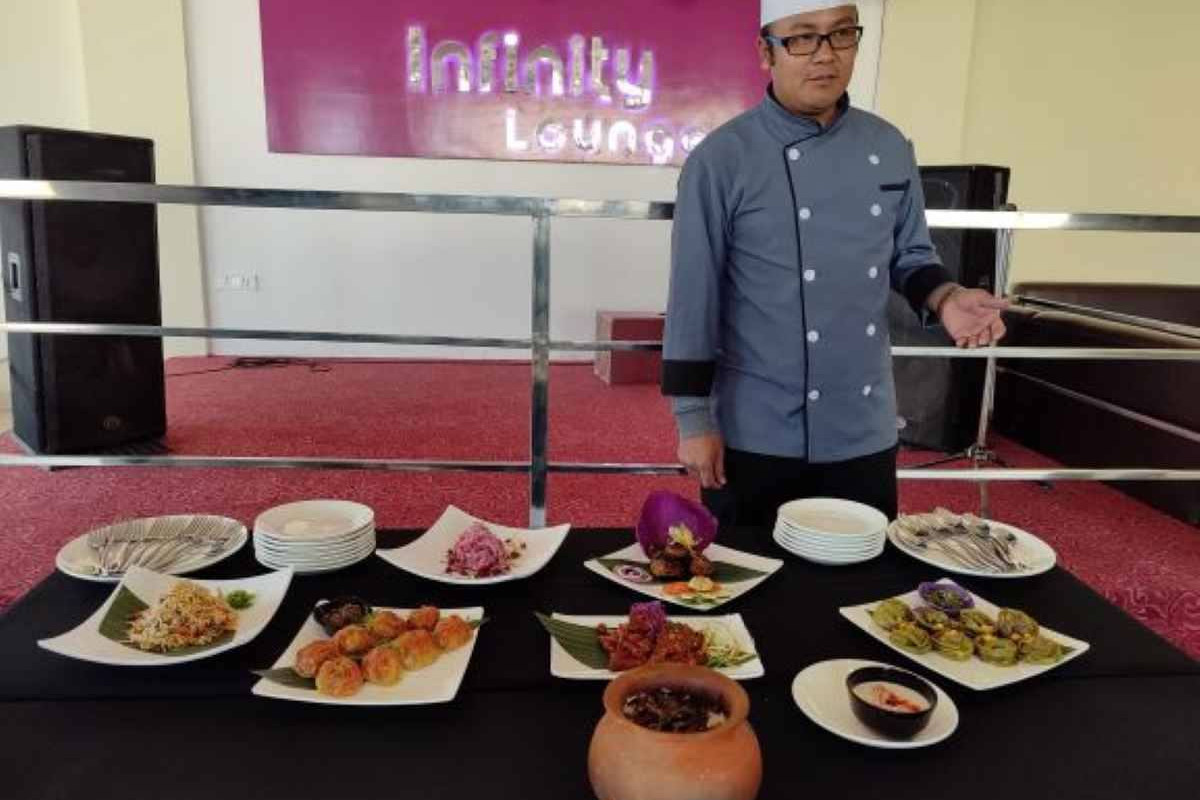 रेष्टुरेन्टका परिकारसहित सेफ