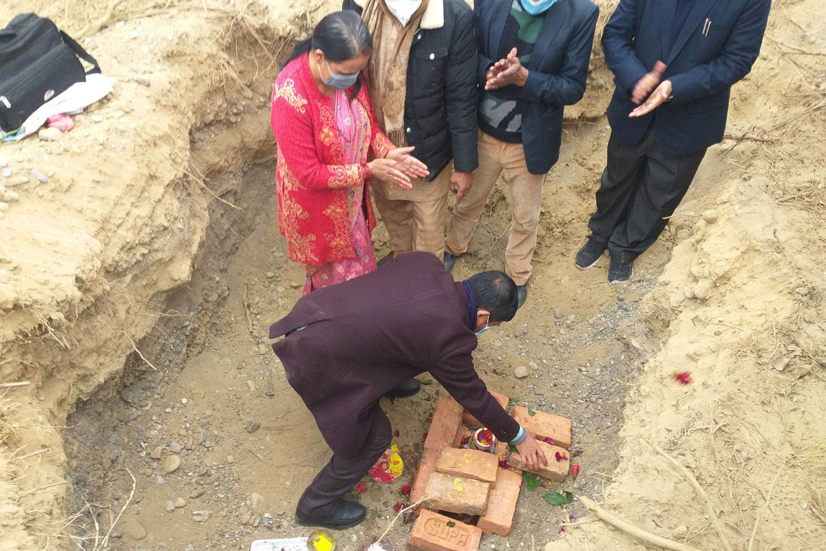 प्रयाेगशालाको शिलान्यास गर्दै मन्त्री बराल